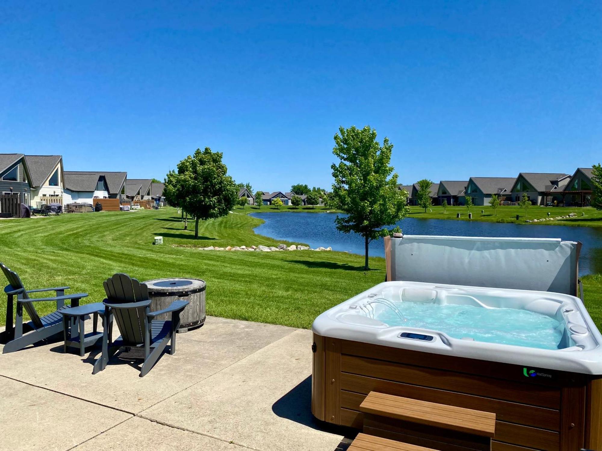 Boho Bungalow On The Pond W/ Hot Tub Arnolds Park Exteriér fotografie
