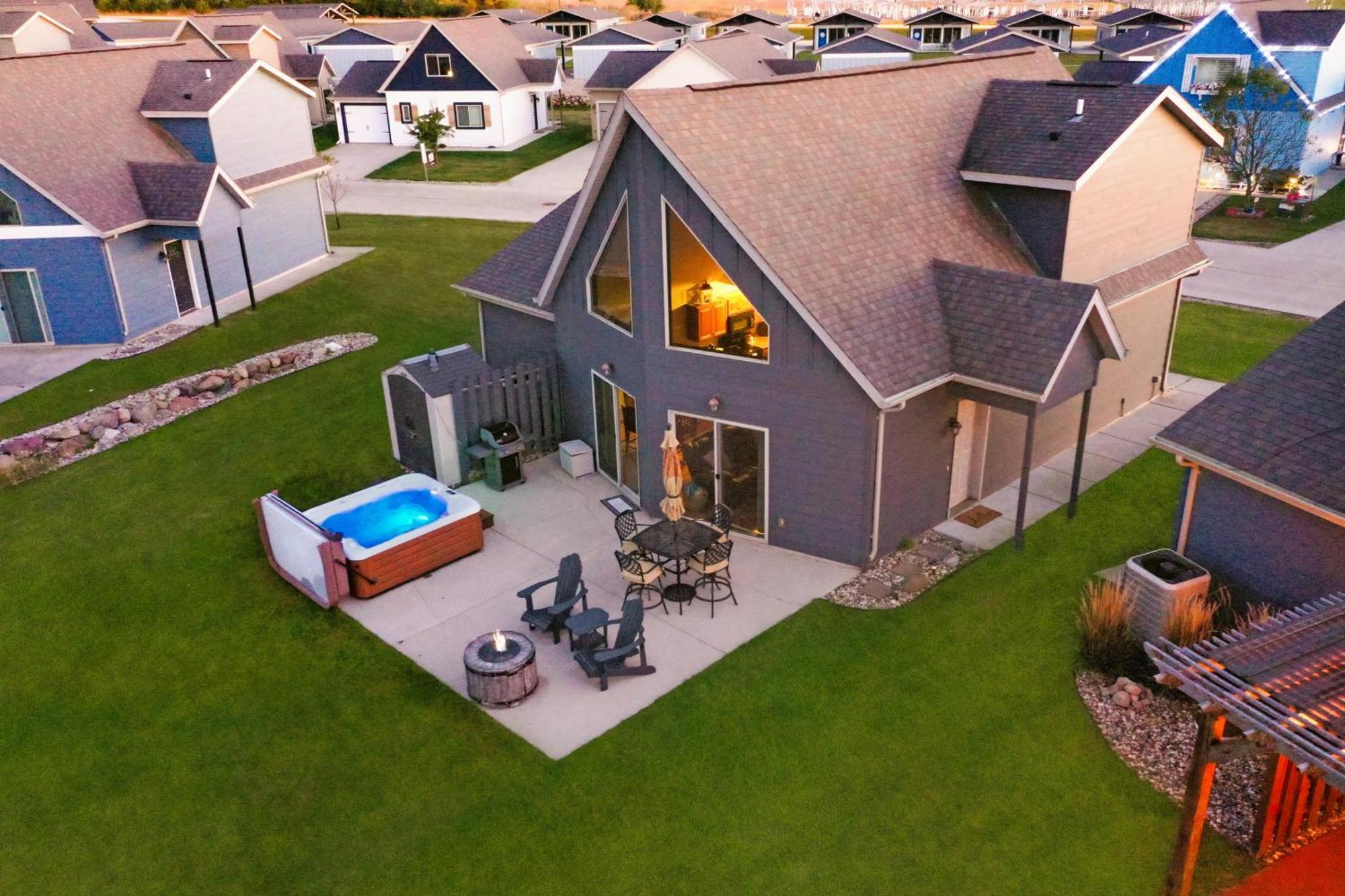 Boho Bungalow On The Pond W/ Hot Tub Arnolds Park Exteriér fotografie